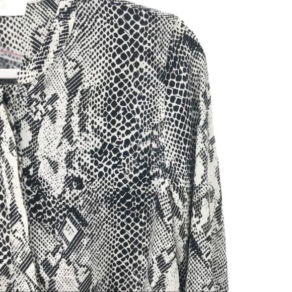 M by Marled Snake Print Hidden Button Blouse Cardigan Size Medium NWT - Picture 4 of 9